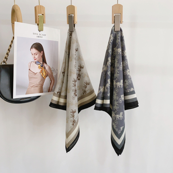 Kis négyszögletes sál hintó mintával herringbone twill szövésben, selyemszerű textúra, 100% poliészter, 2025 tavasz