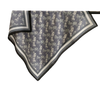 Kis négyszögletes sál hintó mintával herringbone twill szövésben, selyemszerű textúra, 100% poliészter, 2025 tavasz