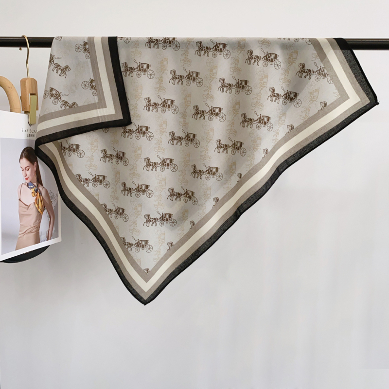 Kis négyszögletes sál hintó mintával herringbone twill szövésben, selyemszerű textúra, 100% poliészter, 2025 tavasz