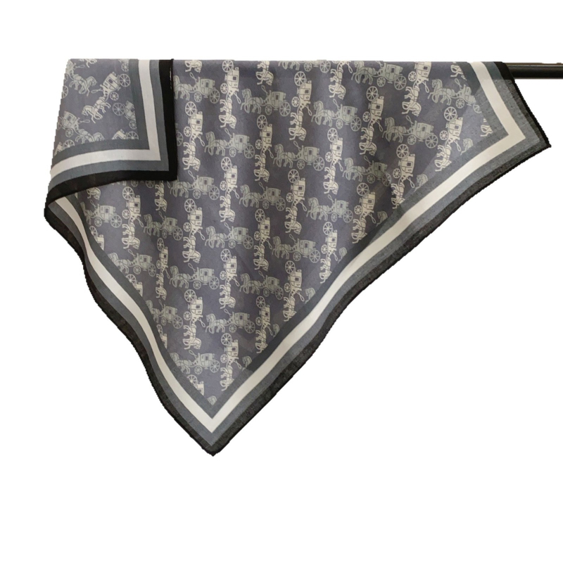 Kis négyszögletes sál hintó mintával herringbone twill szövésben, selyemszerű textúra, 100% poliészter, 2025 tavasz