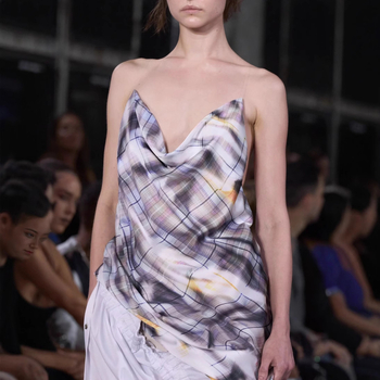 Τοπ σλιγκ με ανοιχτή πλάτη, σατέν μοτίβο καρό/πλέγμα, Cupro ίνα 30–50%, μικροελαστικότητα, άνοιξη 2025