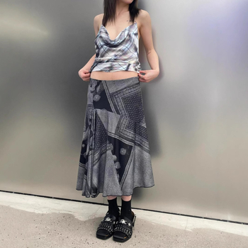 Τοπ σλιγκ με ανοιχτή πλάτη, σατέν μοτίβο καρό/πλέγμα, Cupro ίνα 30–50%, μικροελαστικότητα, άνοιξη 2025