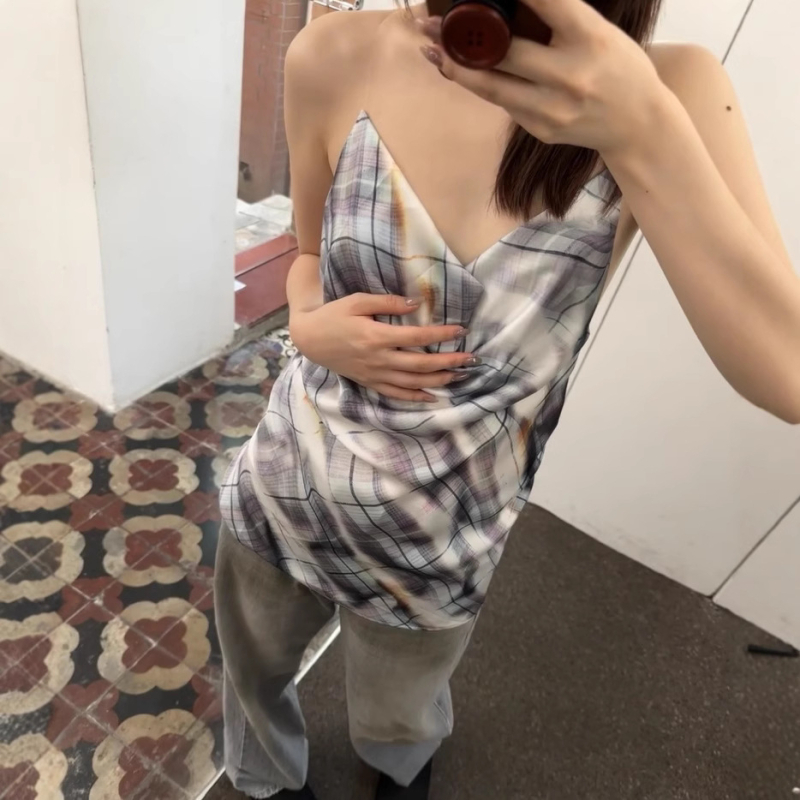 Τοπ σλιγκ με ανοιχτή πλάτη, σατέν μοτίβο καρό/πλέγμα, Cupro ίνα 30–50%, μικροελαστικότητα, άνοιξη 2025