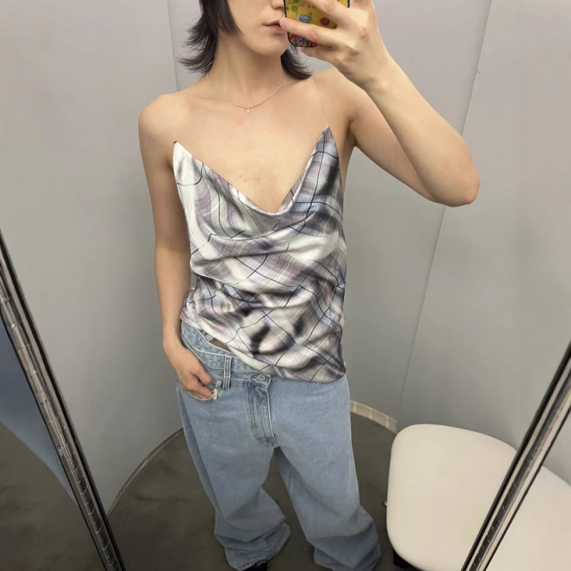 Τοπ σλιγκ με ανοιχτή πλάτη, σατέν μοτίβο καρό/πλέγμα, Cupro ίνα 30–50%, μικροελαστικότητα, άνοιξη 2025