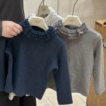 Gyerekeknek készült vastag kötött felső csipkés gallérral, kerek nyakú, hosszú ujjú, pamut kötött.