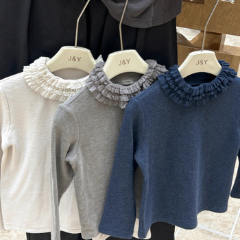 Gyerekeknek készült vastag kötött felső csipkés gallérral, kerek nyakú, hosszú ujjú, pamut kötött.