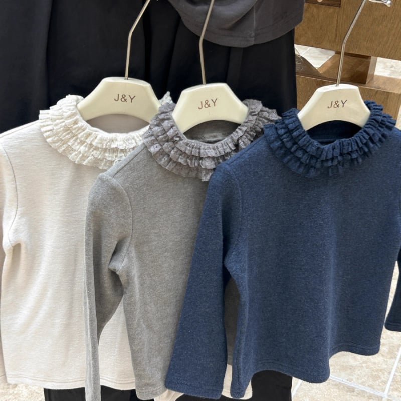 Gyerekeknek készült vastag kötött felső csipkés gallérral, kerek nyakú, hosszú ujjú, pamut kötött.