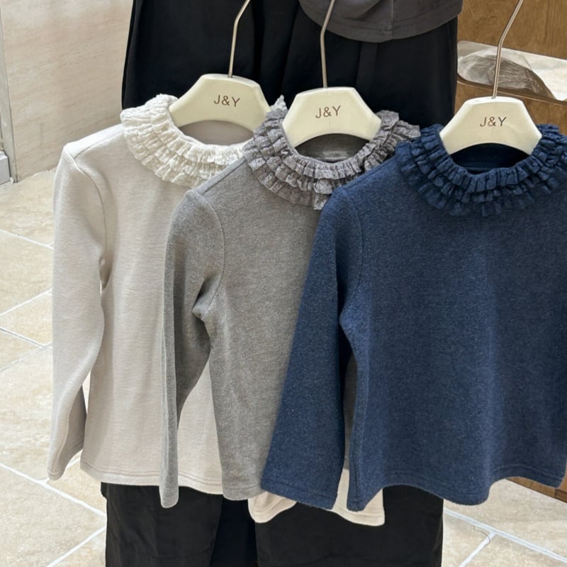 Gyerekeknek készült vastag kötött felső csipkés gallérral, kerek nyakú, hosszú ujjú, pamut kötött.