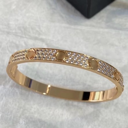 Narukvica V Gold Love, široka verzija, zatvarač s jednim vijkom, 18K premaz, zvjezdasti motiv, dijamantna obrada, 30 g