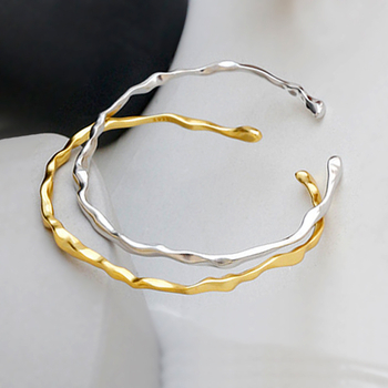 Koreai stílusú karkötő szabálytalan kalapált textúrával - kevert anyag, elektroplatinált felület, tömeg kb. 17 g