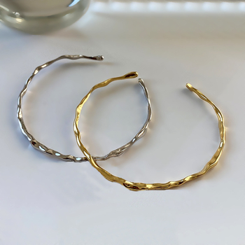 Koreai stílusú karkötő szabálytalan kalapált textúrával - kevert anyag, elektroplatinált felület, tömeg kb. 17 g