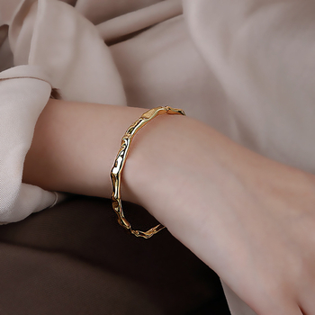 Koreai stílusú karkötő szabálytalan kalapált textúrával - kevert anyag, elektroplatinált felület, tömeg kb. 17 g