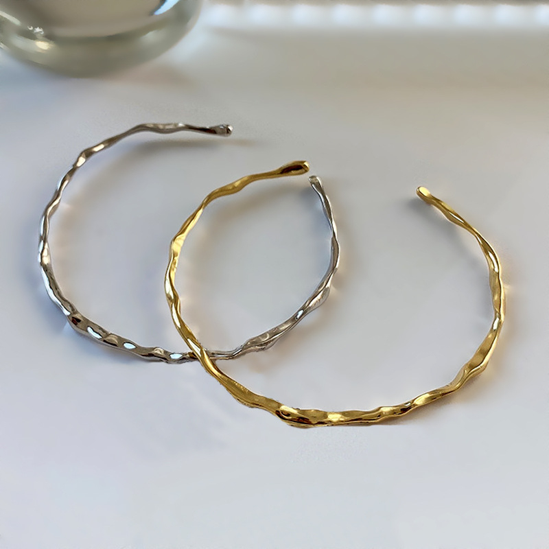 Koreai stílusú karkötő szabálytalan kalapált textúrával - kevert anyag, elektroplatinált felület, tömeg kb. 17 g