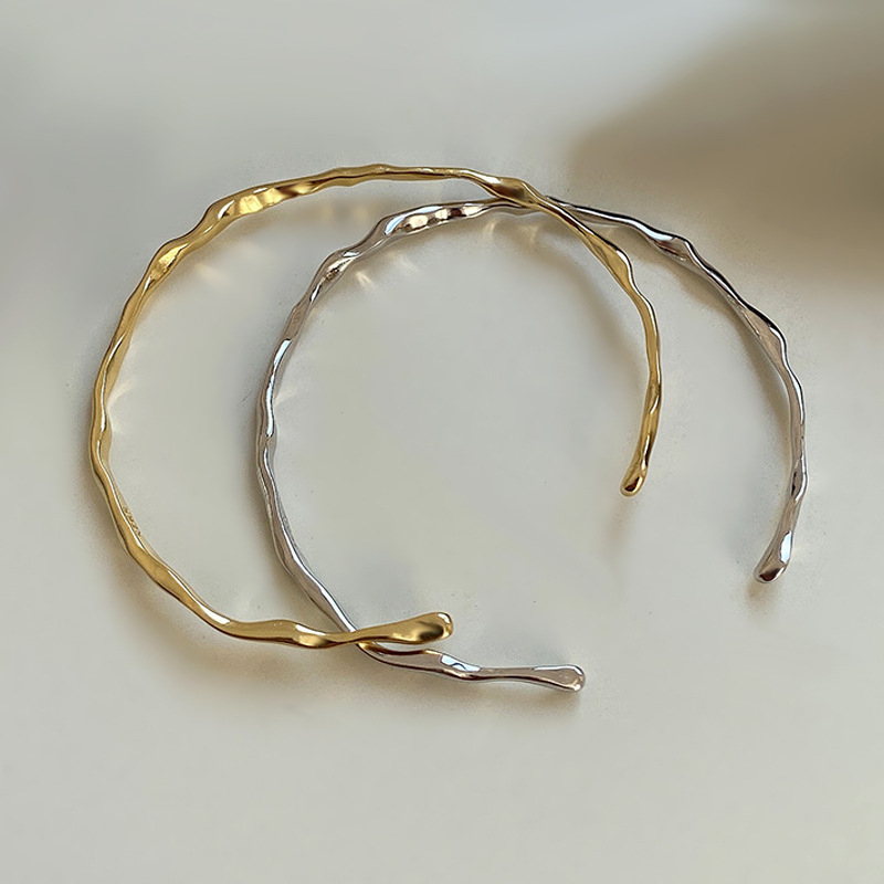 Koreai stílusú karkötő szabálytalan kalapált textúrával - kevert anyag, elektroplatinált felület, tömeg kb. 17 g