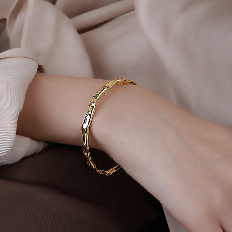 Koreai stílusú karkötő szabálytalan kalapált textúrával - kevert anyag, elektroplatinált felület, tömeg kb. 17 g