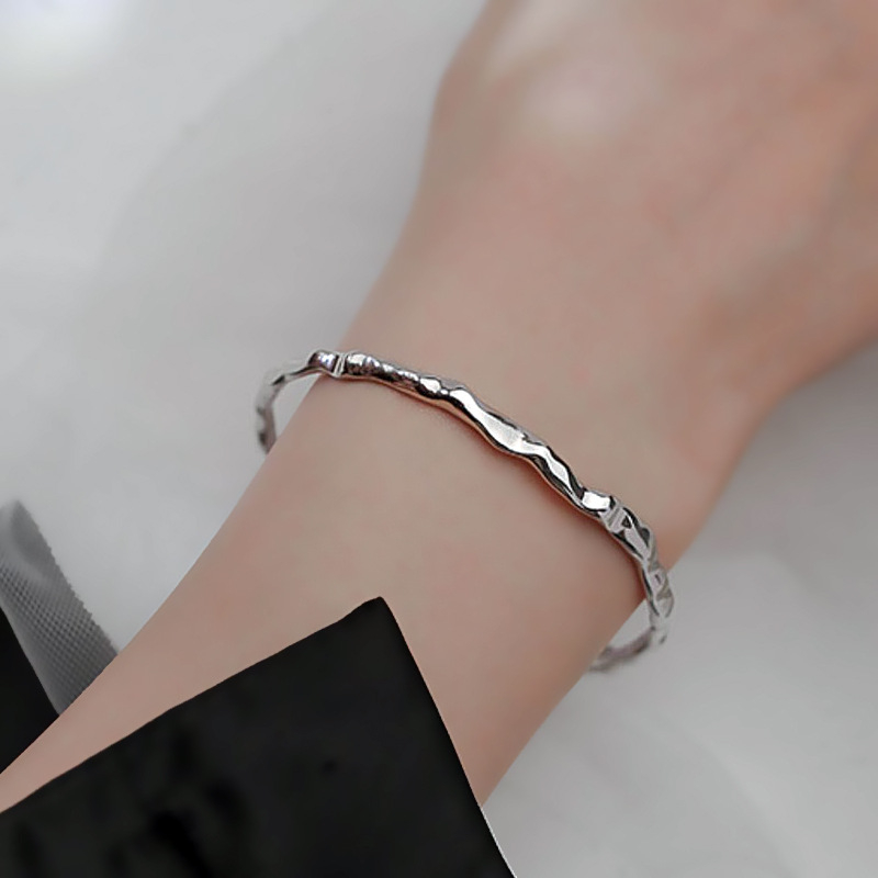 Koreai stílusú karkötő szabálytalan kalapált textúrával - kevert anyag, elektroplatinált felület, tömeg kb. 17 g