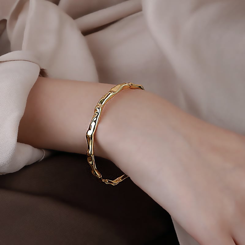 Koreai stílusú karkötő szabálytalan kalapált textúrával - kevert anyag, elektroplatinált felület, tömeg kb. 17 g