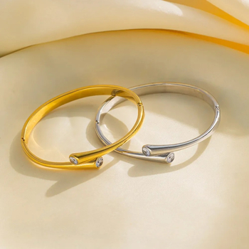 Titánacél karkötő cirkónia beépítéssel, elektroplakált felületkezeléssel, 23 g, divat OL stílus