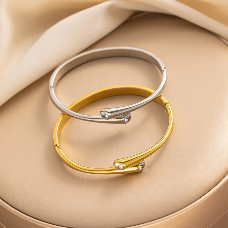 Titánacél karkötő cirkónia beépítéssel, elektroplakált felületkezeléssel, 23 g, divat OL stílus