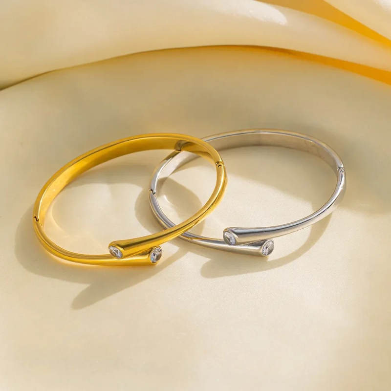 Titánacél karkötő cirkónia beépítéssel, elektroplakált felületkezeléssel, 23 g, divat OL stílus