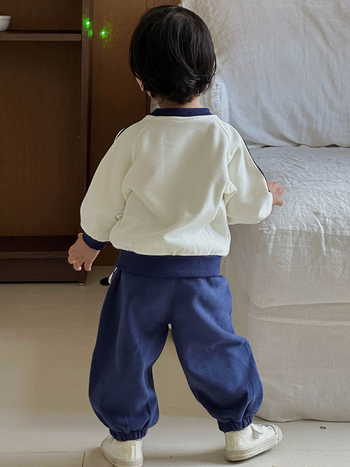 Újszülött babák számára készült, két részes, pamutkeverék anyagból készült ruhaszett hosszú ujjú pulóverrel és nadrággal, tavasz- és őszidőszakra