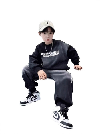 Két részes gyerek sportos szett, poliészter, hosszú ujjú, kapucni nélküli, puha feldolgozás, 8+ éveseknek (140 cm+), szezon: tél-ősz-tavasz