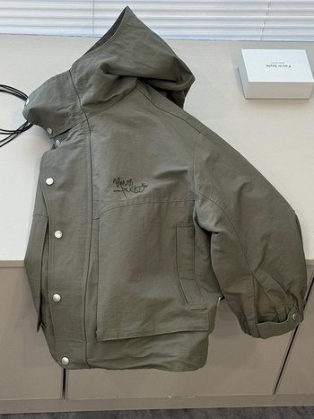 Dječja windbreaker jakna s kapuljačom, jesen 2025, zatvarač, stojeći ovratnik, vanjski materijal: acetat, podstava: poliester