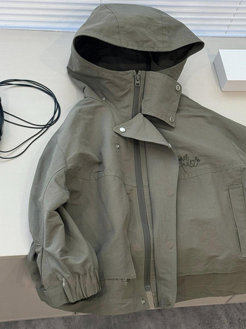 Dječja windbreaker jakna s kapuljačom, jesen 2025, zatvarač, stojeći ovratnik, vanjski materijal: acetat, podstava: poliester