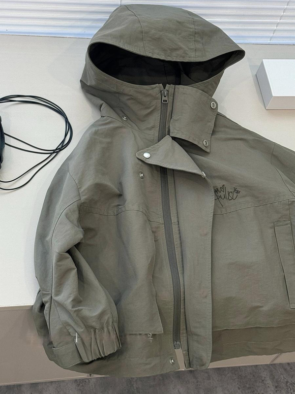 Dječja windbreaker jakna s kapuljačom, jesen 2025, zatvarač, stojeći ovratnik, vanjski materijal: acetat, podstava: poliester