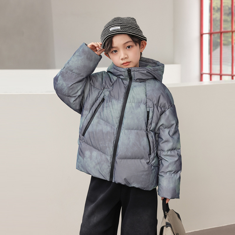 Vaikų žieminė striukė su gobtuvu | pūko sudėtis: balto antis pūkų 86–90% | išorinis audinys poliesteris 95% | pamušalas poliesteris 100% | užtrauktukas | storesnė izoliacija