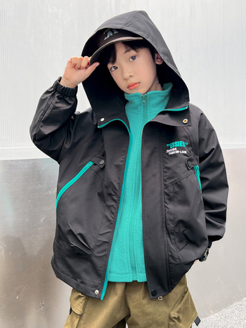 Zēnu tri-in-one jaka ar noņemamu oderi un kapuci, ūdensizturība 5000 mm, poliesters, vecums 7–12 gadi