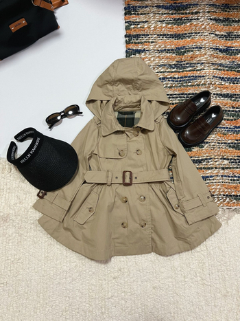 Bērnu kokvilnas vidēja garuma jaka ar noņemamu kapuci un jostu, dubultā aizdare