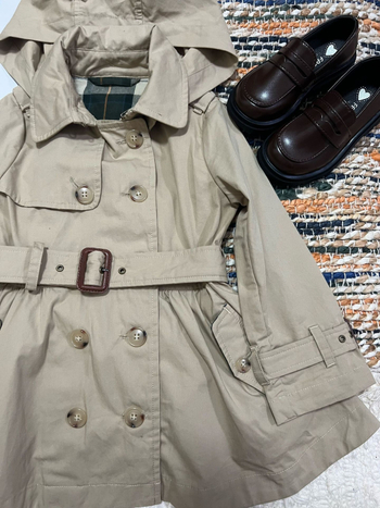 Bērnu kokvilnas vidēja garuma jaka ar noņemamu kapuci un jostu, dubultā aizdare