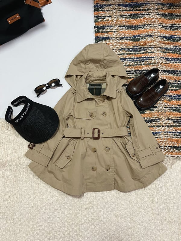 Bērnu kokvilnas vidēja garuma jaka ar noņemamu kapuci un jostu, dubultā aizdare