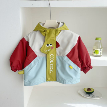 Detská bunda s kapucňou, karikatúrnym motívom (Vek 3–8 rokov; Jeseň 2025; Polyester 80%; Dlhé rukávy; Zips)