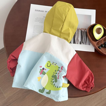 Detská bunda s kapucňou, karikatúrnym motívom (Vek 3–8 rokov; Jeseň 2025; Polyester 80%; Dlhé rukávy; Zips)