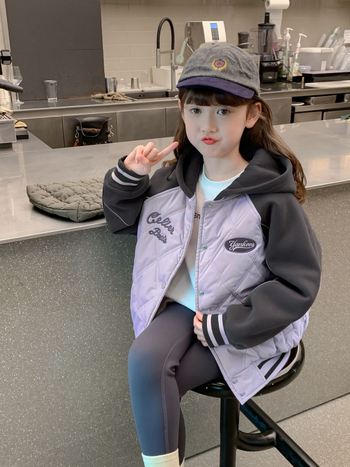 Geacă de iarnă pentru fete, cu izolație groasă, cu glugă fixă, croială scurtă, exterior poliester și căptușeală 100% poliester (Iarna 2025)