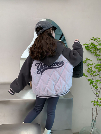 Geacă de iarnă pentru fete, cu izolație groasă, cu glugă fixă, croială scurtă, exterior poliester și căptușeală 100% poliester (Iarna 2025)