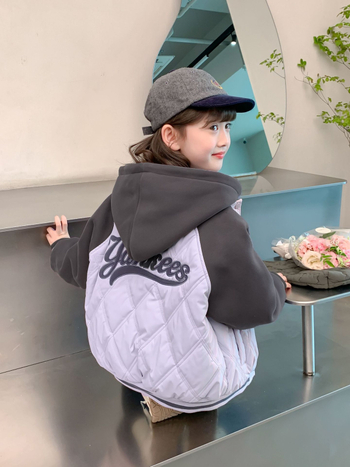 Geacă de iarnă pentru fete, cu izolație groasă, cu glugă fixă, croială scurtă, exterior poliester și căptușeală 100% poliester (Iarna 2025)