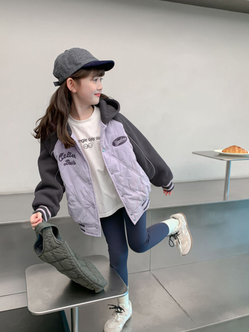 Geacă de iarnă pentru fete, cu izolație groasă, cu glugă fixă, croială scurtă, exterior poliester și căptușeală 100% poliester (Iarna 2025)