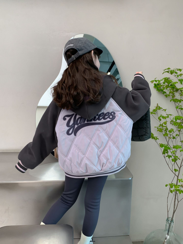 Geacă de iarnă pentru fete, cu izolație groasă, cu glugă fixă, croială scurtă, exterior poliester și căptușeală 100% poliester (Iarna 2025)