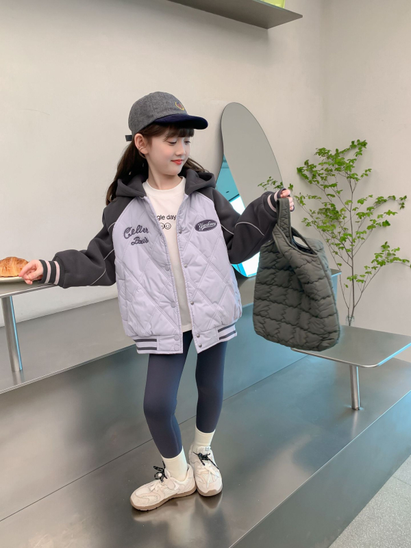 Geacă de iarnă pentru fete, cu izolație groasă, cu glugă fixă, croială scurtă, exterior poliester și căptușeală 100% poliester (Iarna 2025)