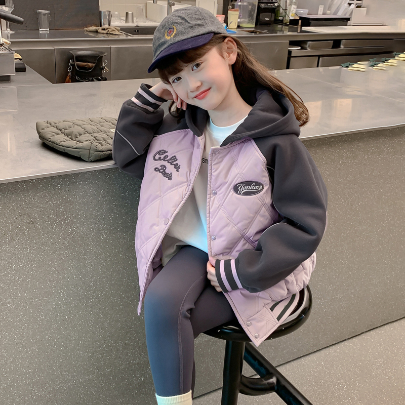 Geacă de iarnă pentru fete, cu izolație groasă, cu glugă fixă, croială scurtă, exterior poliester și căptușeală 100% poliester (Iarna 2025)