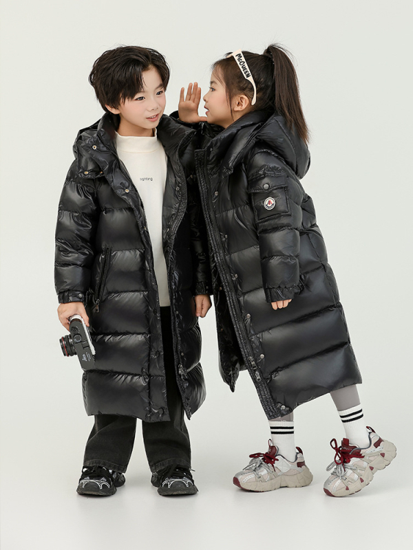 Vaikų pūkuota striukė Korejos stilius, ilga žieminė striukė su gobtuvu, baltųjų ančių pūkų užpildas, vienos spalvos su raidiniu užrašu