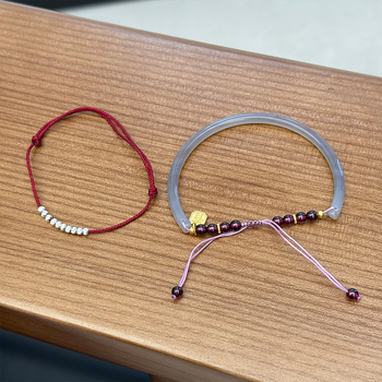 925 ezüst kalcedon gyöngyökkel karkötő, kézzel készített, minimalista női dizájn, egymásra rakható ékszer