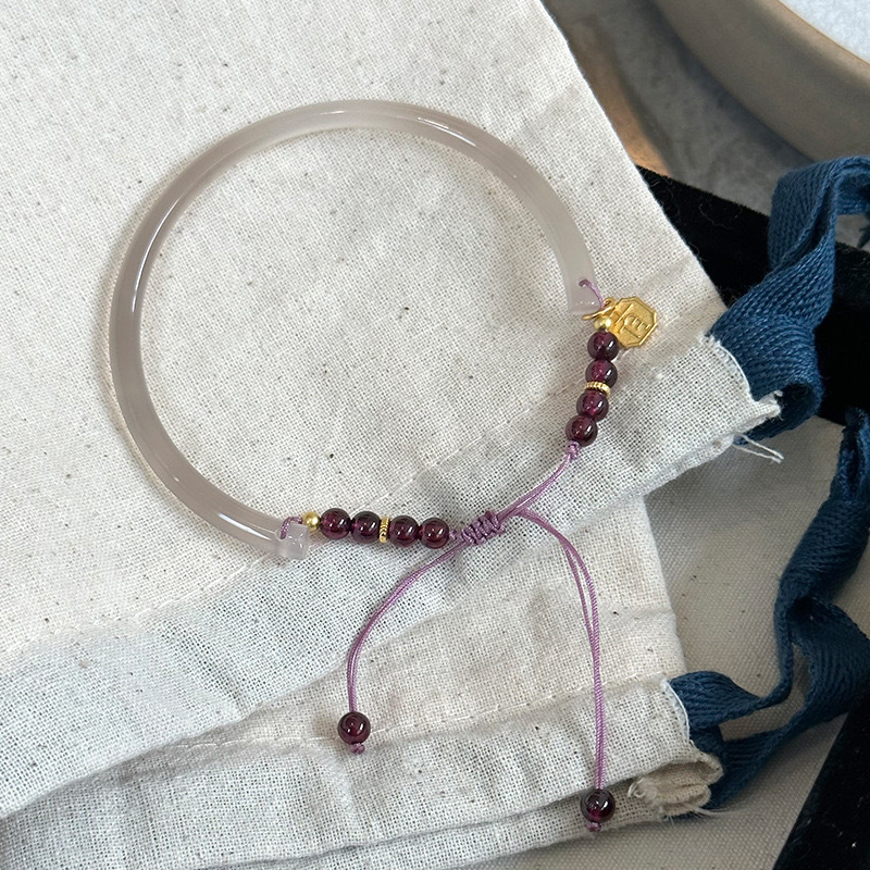 925 ezüst kalcedon gyöngyökkel karkötő, kézzel készített, minimalista női dizájn, egymásra rakható ékszer