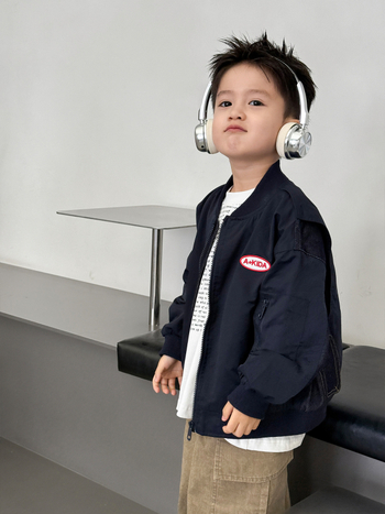 Gyermekeknek készült őszi dzseki denim patchwork és betűhímzéssel, hosszú ujjú, cipzár az elején, koreai stílus