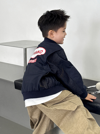 Gyermekeknek készült őszi dzseki denim patchwork és betűhímzéssel, hosszú ujjú, cipzár az elején, koreai stílus