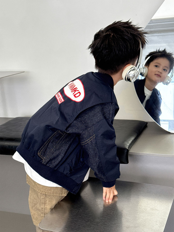 Gyermekeknek készült őszi dzseki denim patchwork és betűhímzéssel, hosszú ujjú, cipzár az elején, koreai stílus