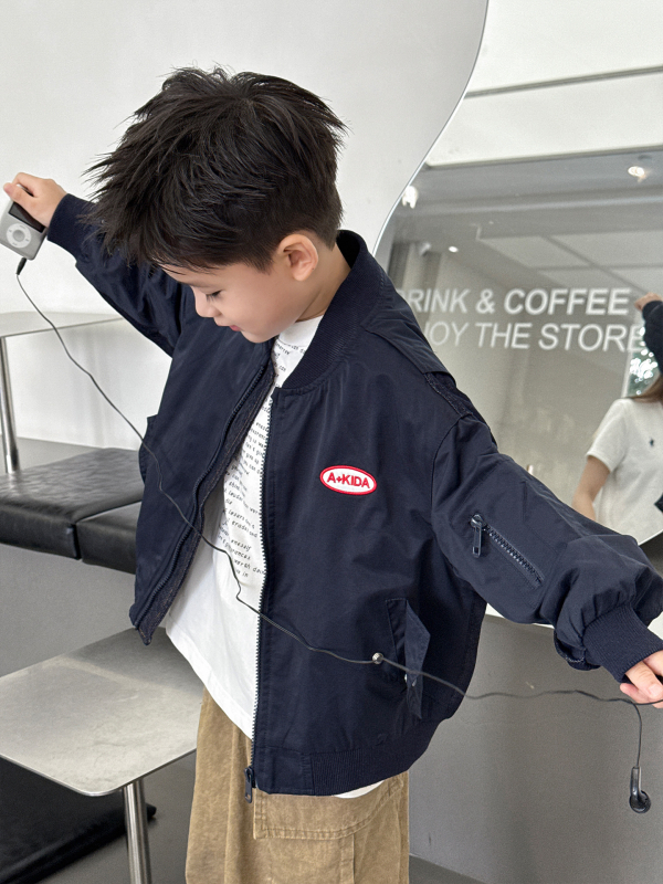 Gyermekeknek készült őszi dzseki denim patchwork és betűhímzéssel, hosszú ujjú, cipzár az elején, koreai stílus